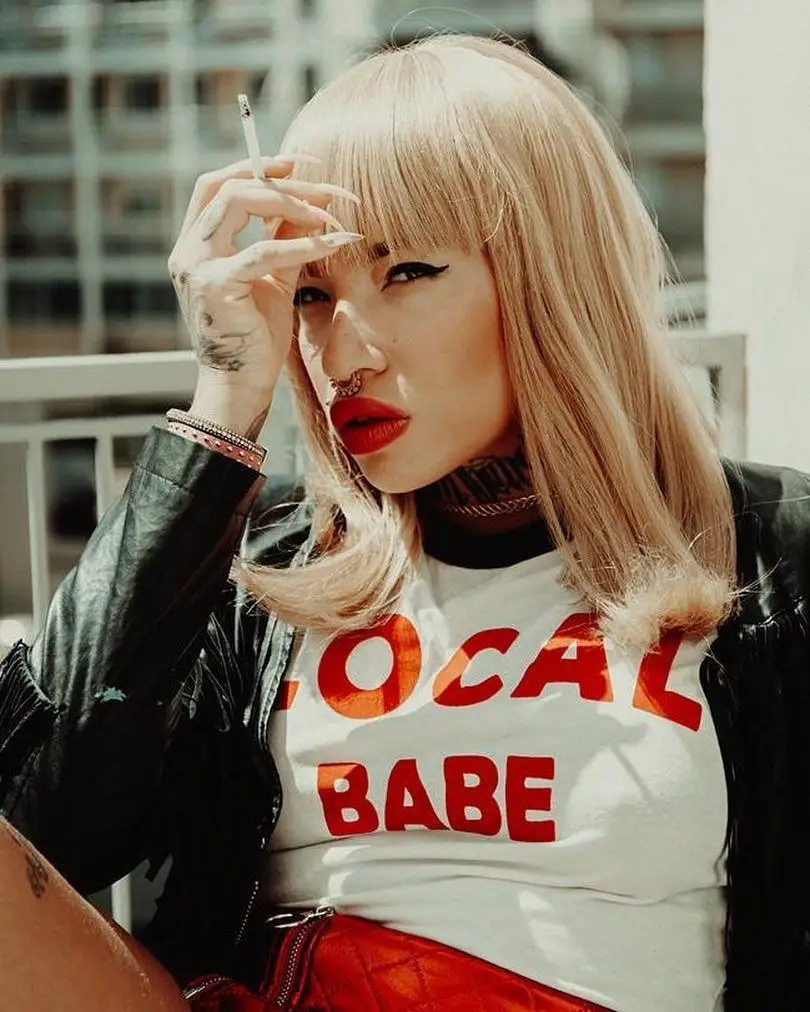 Myraï Lavoie com sardas tatuadas