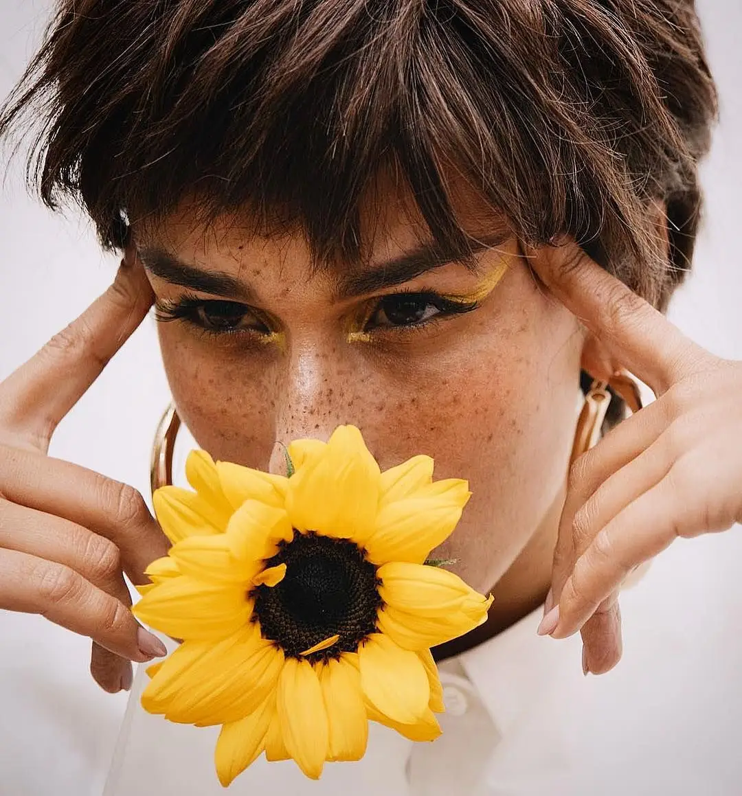 Rita Pereira com sardas pintadas e cabelo curto