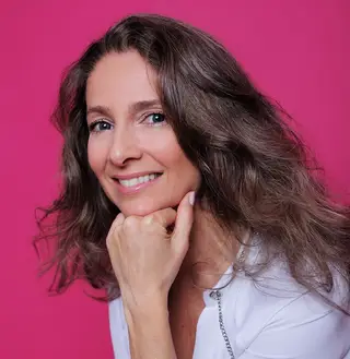 Que engana mais? “É 50/50”, revela Margarida Vieitez. “Ultimamente até tenho acompanhado mais casos em que é a mulher a trair. E cada vez mais os homens mais jovens têm abertura para conversar e tentar perceber e lutar pela relação, coisa que as gerações mais velhas têm muita dificuldade em fazer. Quando existe amor, obviamente.” Se há uma história de casal por trás, as pessoas conseguem reconstituir a relação. “E aí o foco passa a estar, não na traição, mas numa relação de amor vivida pelos dois. Mas quem procura terapia de casal já vai disposto a recomeçar. Os outros vão diretos ao advogado.”