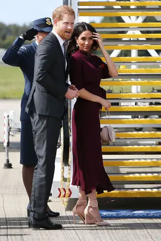 O casal real embarca num avião rumo à Nova Zelândia
