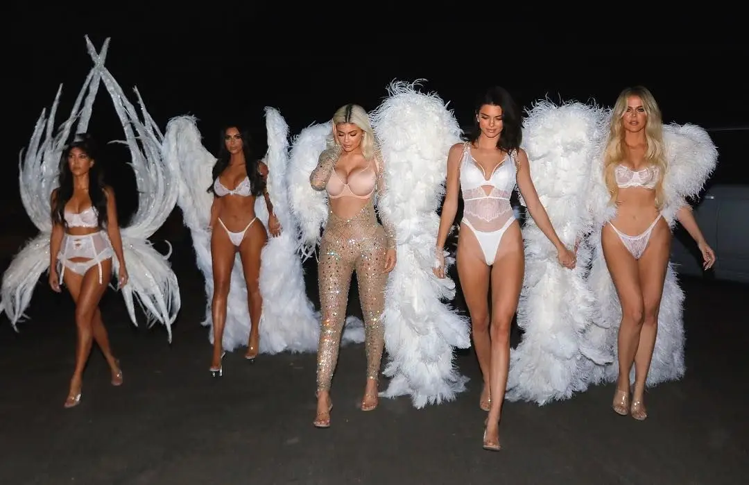 As irmãs Kardashian-Jenner mascaradas de 'Angels' da Victoria's Secret - as asas foram emprestadas pela famosa marca de lingerie