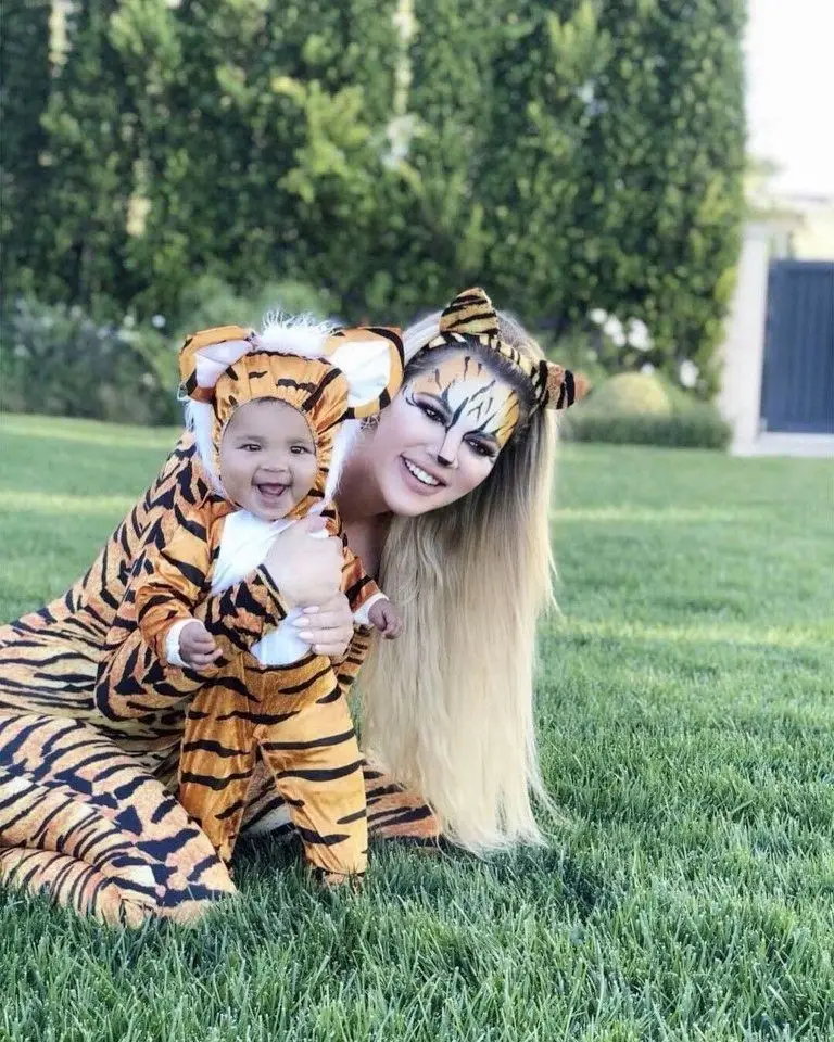 Khoé Kardashian e True Thompson mascaradas de tigres