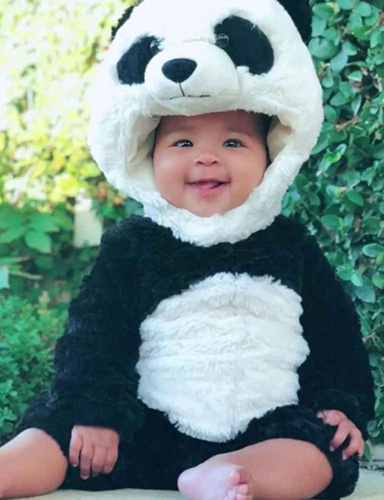True Thompson mascarada de panda