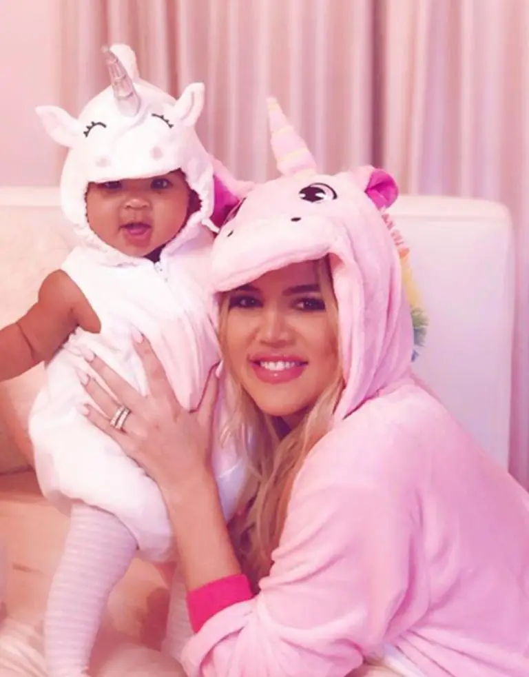 Khloé Kardashian e True Thompson mascaradas de unicórnios