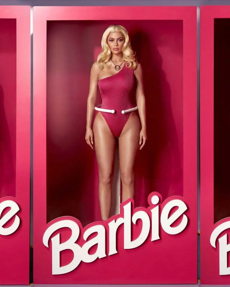 Kylie Jenner mascarada de Barbie