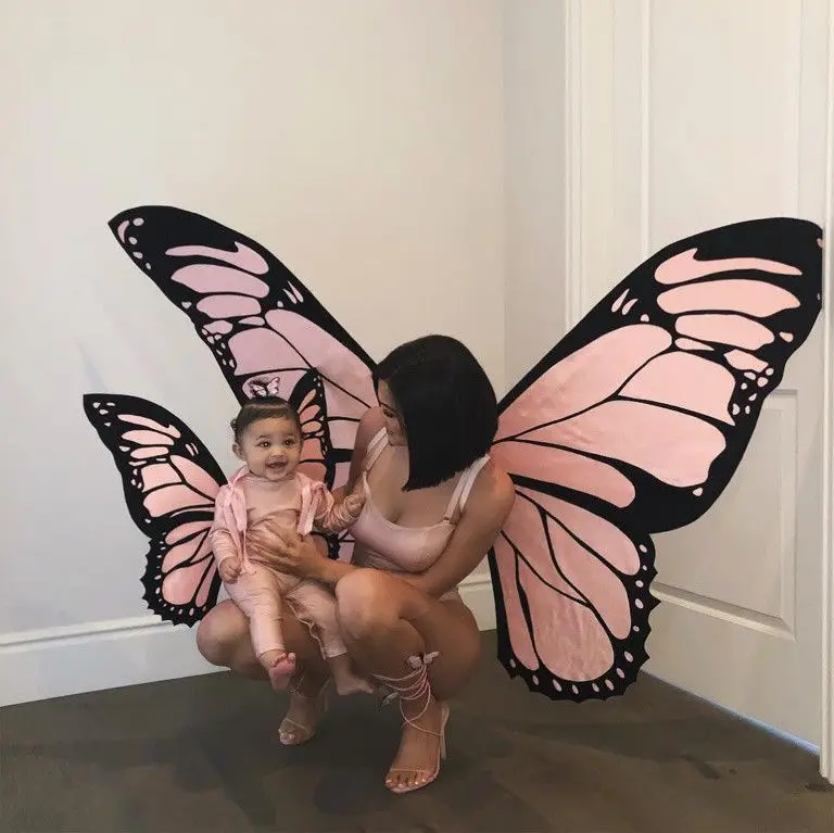 Kylie Jenner e Stormi Webster mascaradas de borboletas