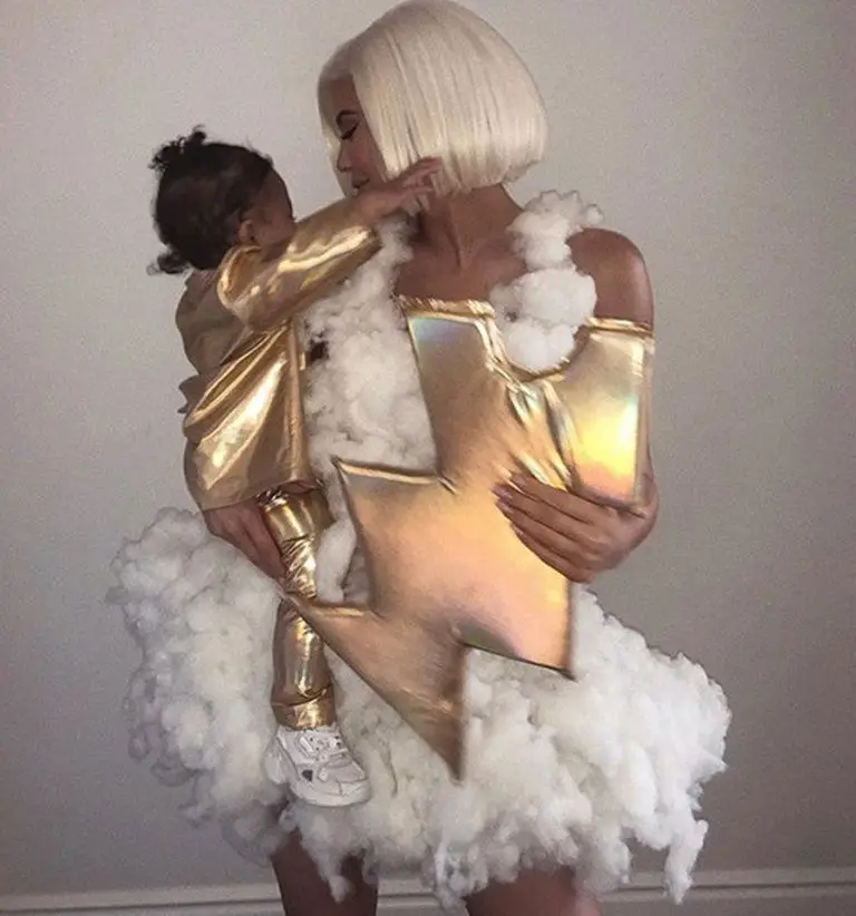 Kylie Jenner fez um trocadilho com o nome da filha. Aqui as duas apareceram marcaradas de 'tempo tempestuoso' (stormy weather, em inglês)