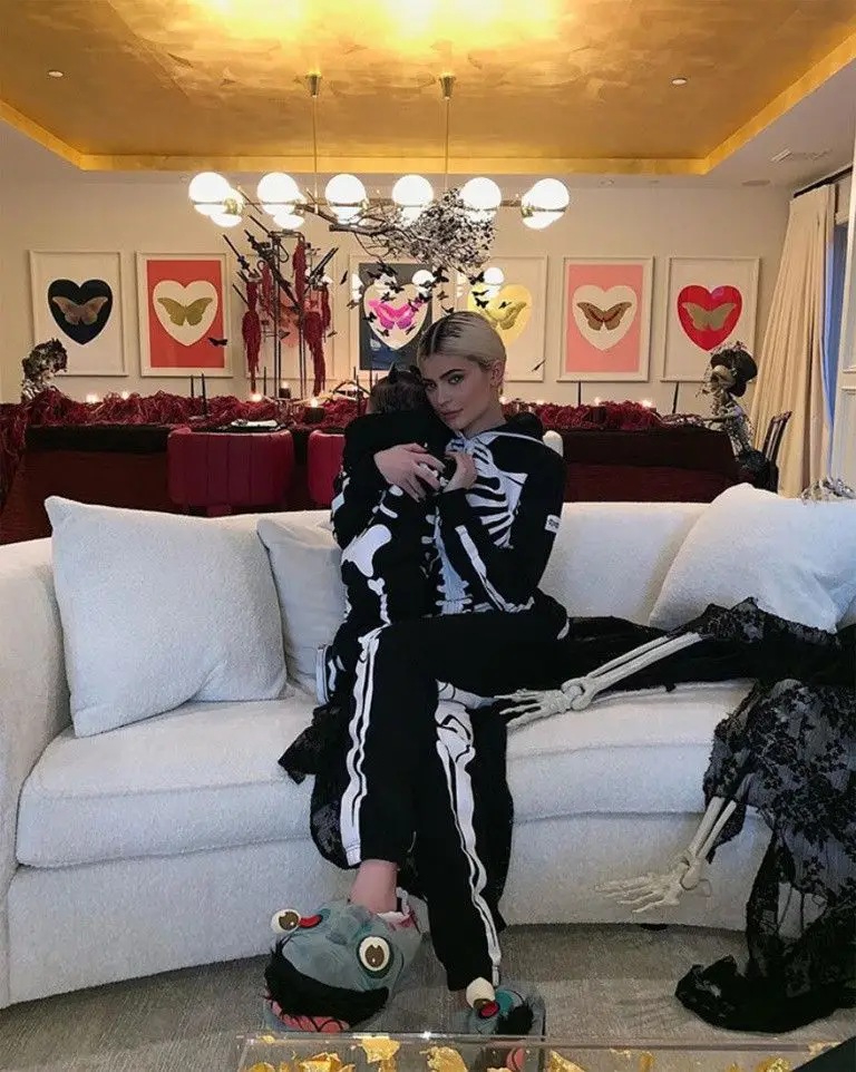 Kylie Jenner e Stormi Webster mascaradas de esqueletos