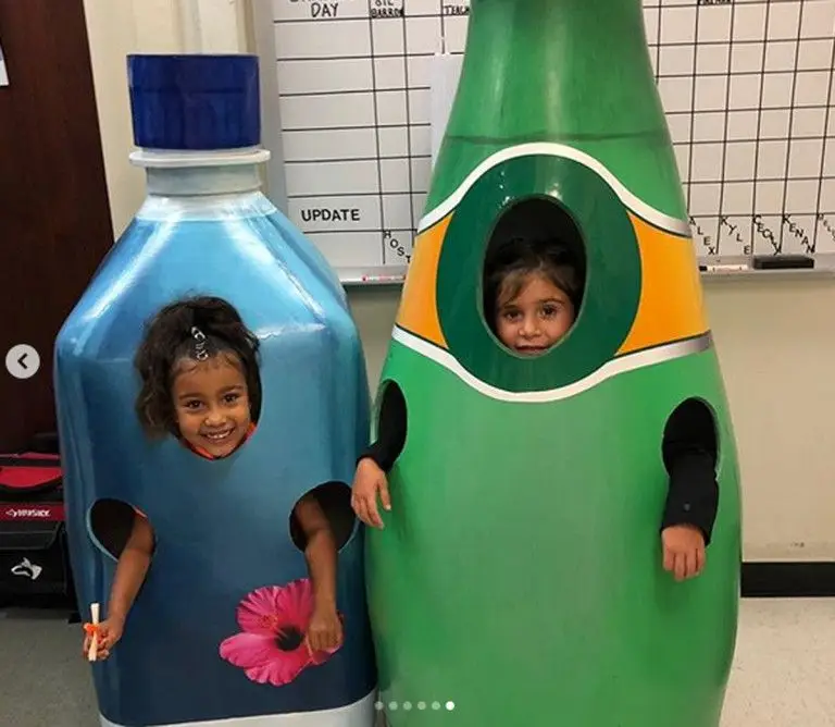 North West e Penelope Disick mascaradas de garrafas de água das marcas Fiji e Perrier, respetivamente