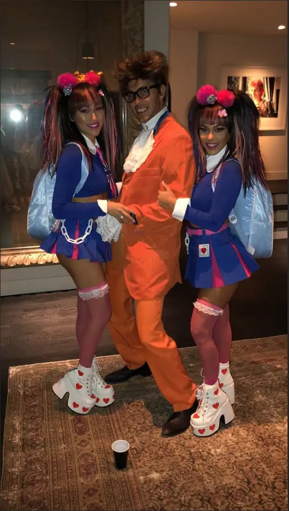 Kourtney Kardashian mascarada de uma das gémeas japonesas do filme 'Austin Powers'