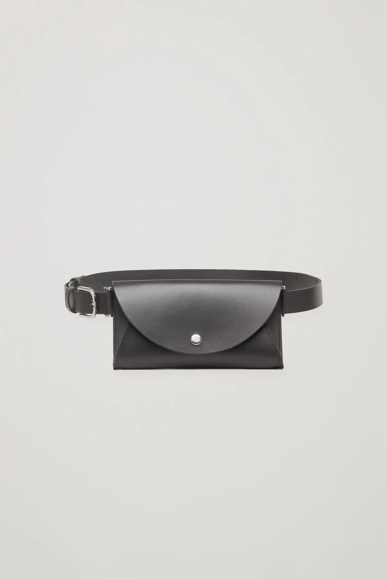 COS, €49 - A bolsa sai do cinto, conforme a queira usar.
