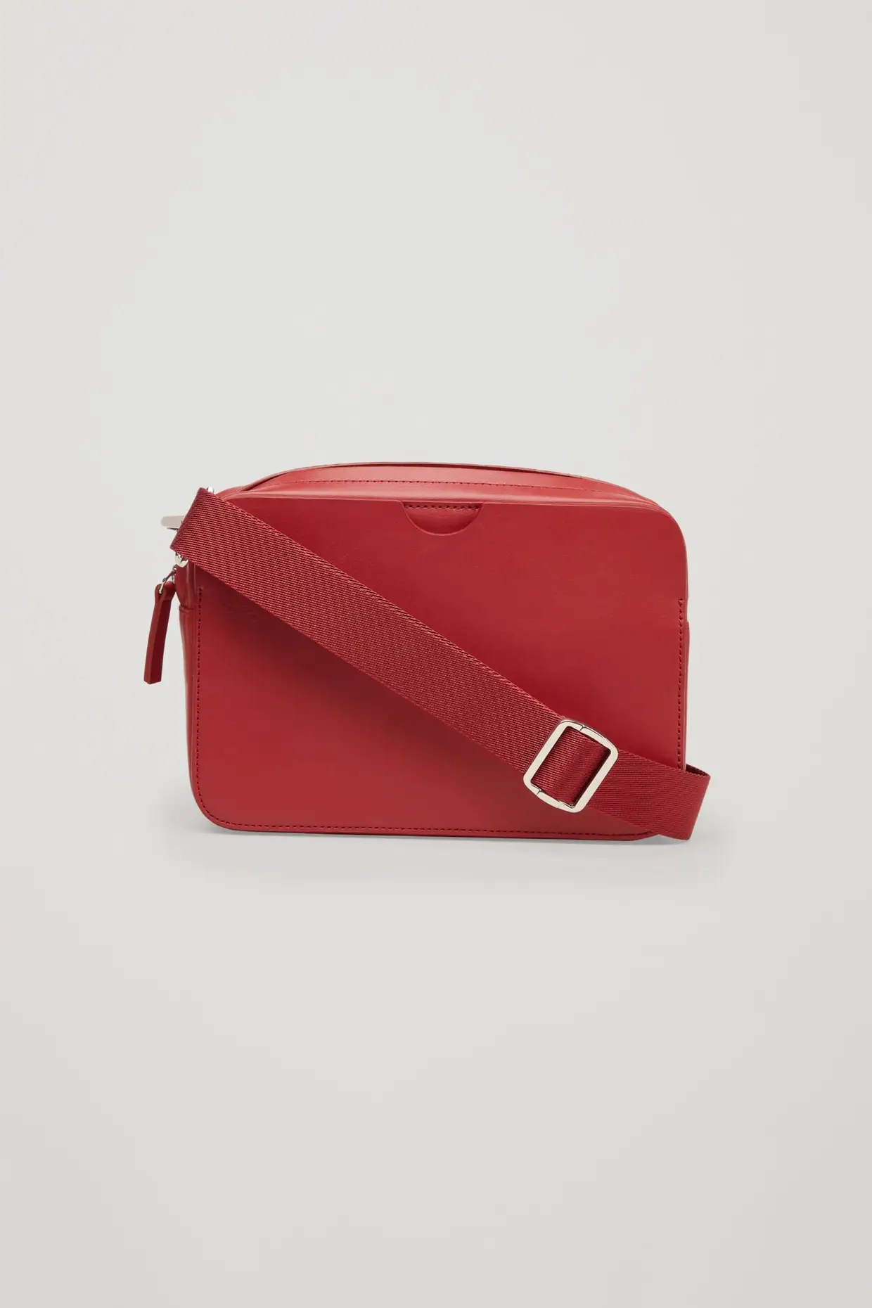 COS, €89 - Bolsa multifuncional (pode ser usada ao ombro e à cintura)
