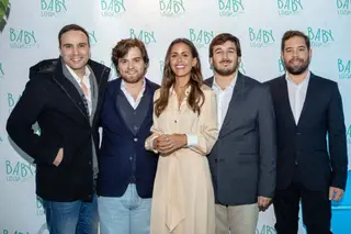 Carolina Patrocínio com os criadores do projeto Book in Loop