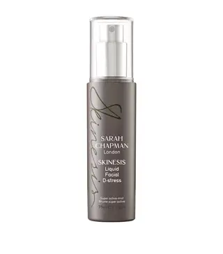 Este é o primeiro produto ao qual Beckham se referiu como sendo um "must-have". Pode aplicá-lo antes ou depois de se maquilhar para ajudar a combater a poluição e o ressecamento da pele