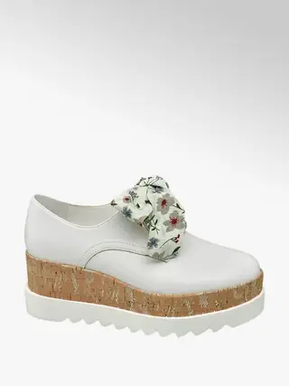 Sapatos brancos com laçada na La Redoute, 39,90 euros.