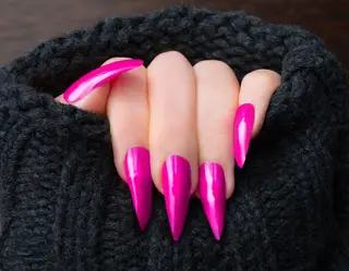A tendênca neon não se limita apenas a peças de roupa. Dê uma outra cor aos seus 'looks' com uma manicure ousada.