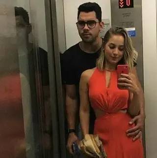 Gabriel e a namorada, Karoline