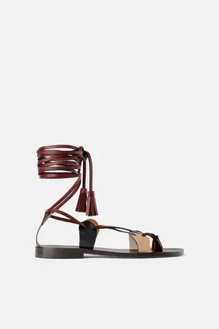 Sandália rasa em pele, 69,75 euros, Zara