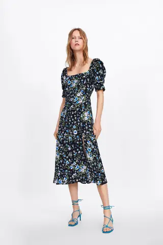 Vestido com estampado floral (antes 39,95 euros, agora 25,99 euros)