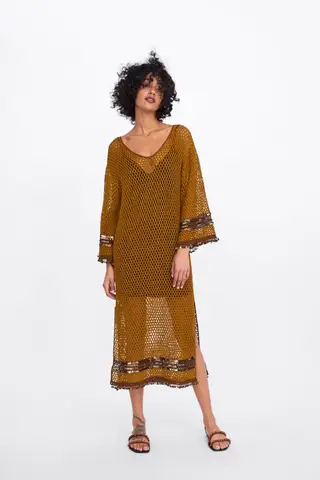 Vestido com estrutura de lantejoulas (antes 39,95 euros, agora 19,99 euros)