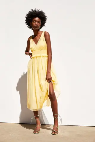 Vestido de tule com folho (antes 29,95 euros, agora 19,99 euros)