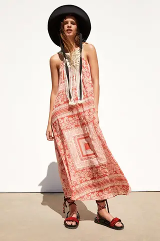 Vestido estampado (antes 29,95 euros, agora 19,99 euros)