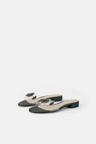 Sandália rasa de vinil com joia (22,99 euros, antes 29,95) Zara