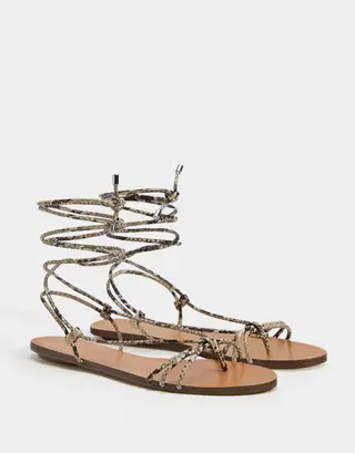 Sandálias rasas com estampado animal (15,99 euros, antes 19,99 euros), Bershka