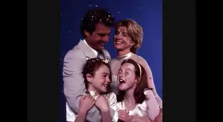 Erin, à direira, a celebrar com a sua 'família'