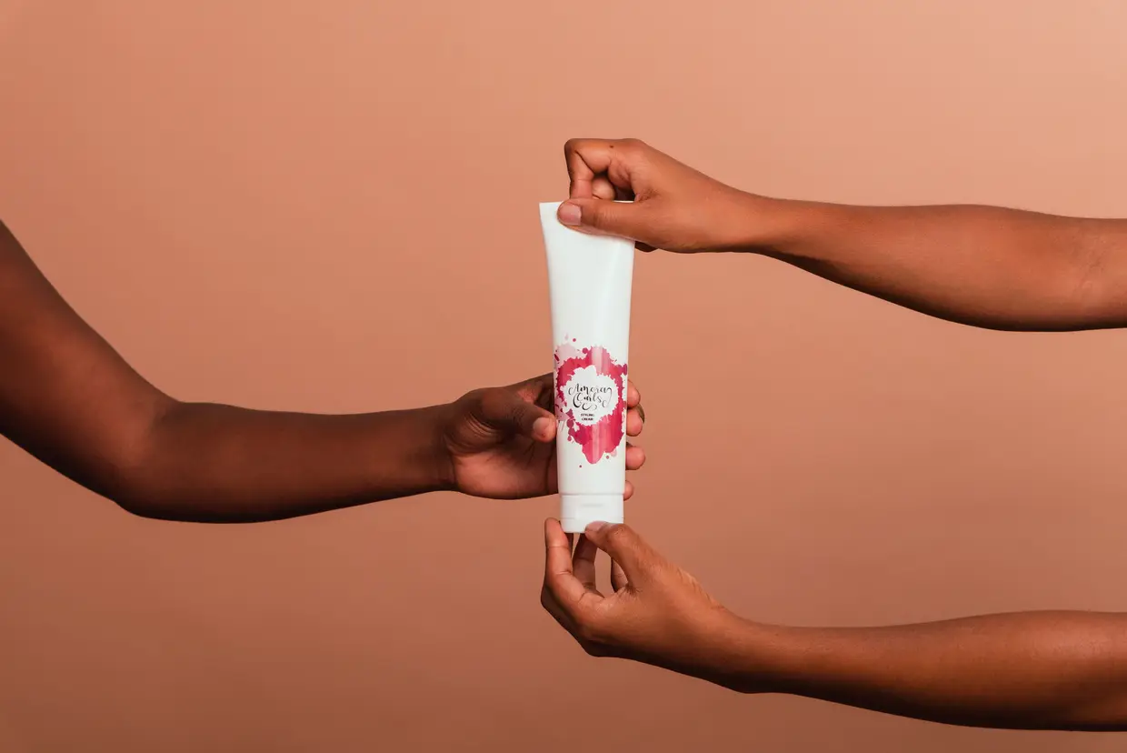 Amora Curls Styling Cream. Um creme que ajuda a dar mais definição ao cabelo, para caracóis mais definidos e duradouros. P.V.P. 11,90€