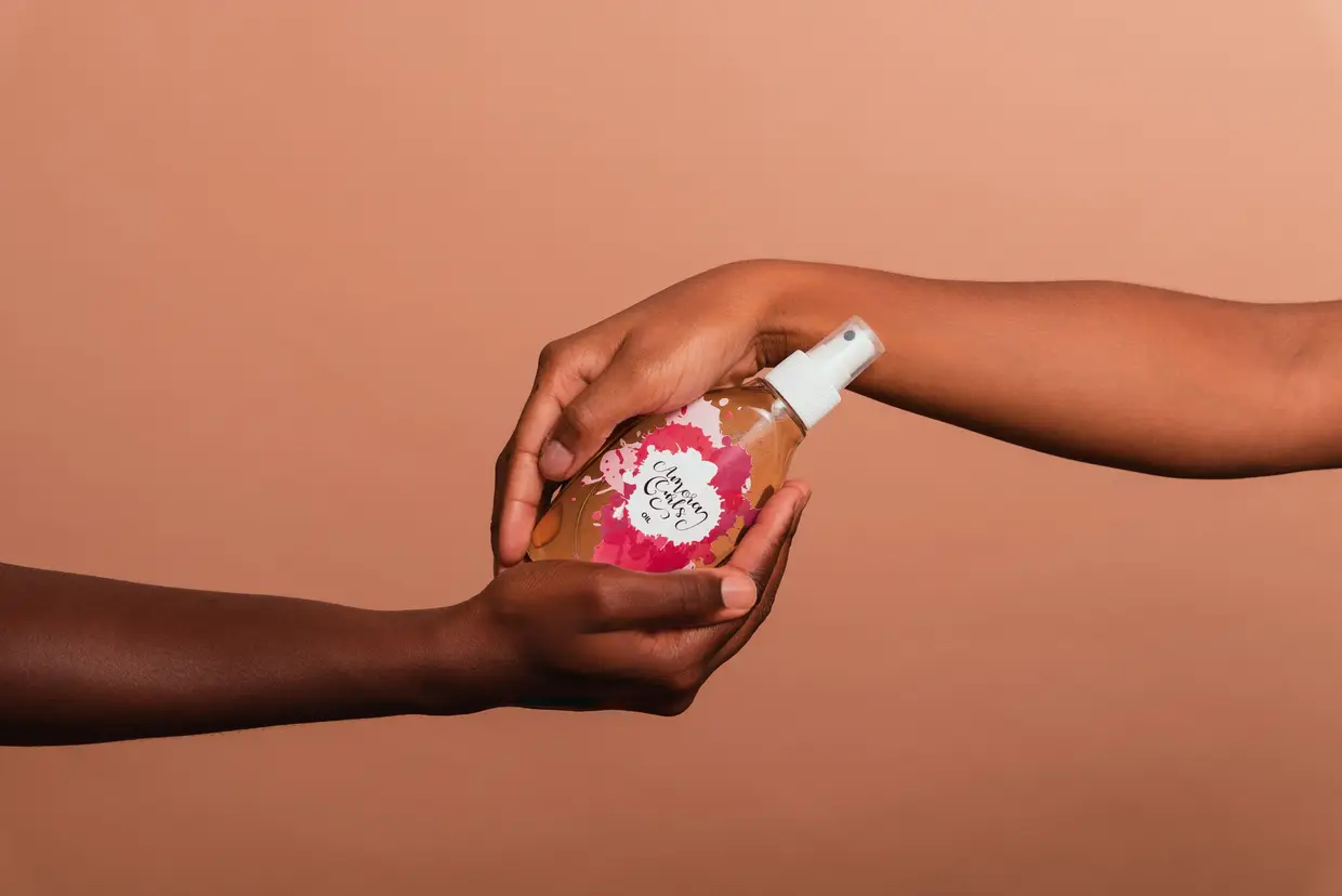 Amora Curls Oil. Contém baobá e óleo de mamona para judar no crescimento e, ao mesmo tempo, com o couro cabeludo seco e comichão. P.V.P. 9,90€
