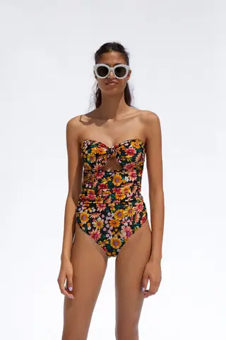 Fato de banho estampado, Zara, 19,95 euros