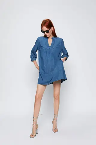 Vestido denim da Zara, 29,95 euros.