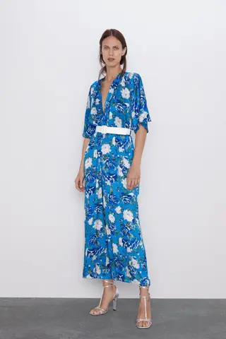 Macacão com estampado floral e cinto, 39,95 euros, Zara