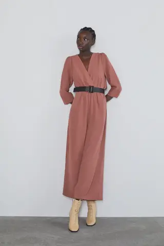 Macacão cruzado com cinto, 39,95 euros, Zara