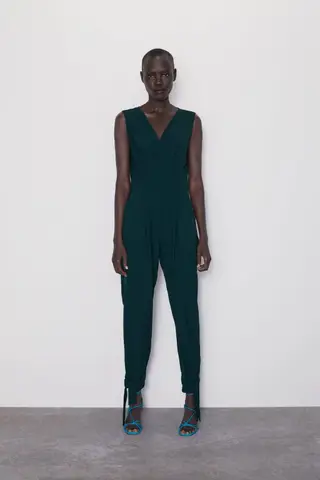 Macacão cruzado com laços, 39,95 euros, Zara