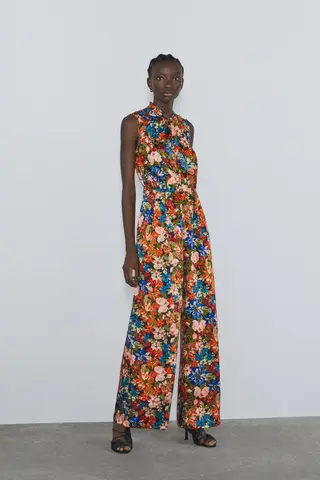 Macacão estampado floral, 39,95 euros, Zara