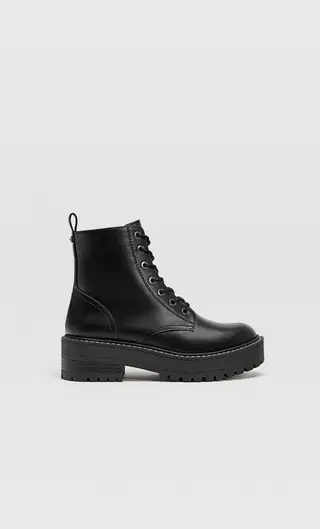 Os botins custam 39,99 euros e estão disponíveis em preto