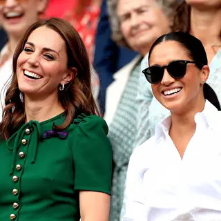Ora aqui está uma fotografia de Meghan com uma revista cuja capa era...Kate