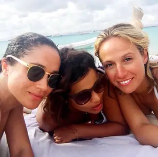 Meghan com amigas em Ibiza