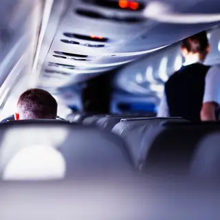 Assistentes de bordo revelam o que nunca beberiam durante um voo