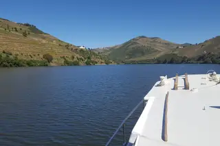Wine Boat: Douro acima, Douro abaixo... de copo na mão