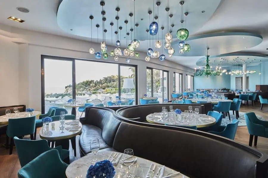 ATLÂNTICO: Localizado no Clubhouse do Vila Vita Parc serve apenas jantares. Apresenta uma decoração elegante e sofisticada em tons de azul. Oferece uma cozinha de inspiração costeira mediterrânica. Como entrada sugere-se Polvo, chouriço de porco preto, limão e ervas frescas; e como prato principal Leitão, endívias, ravioli de nabo e laranja.