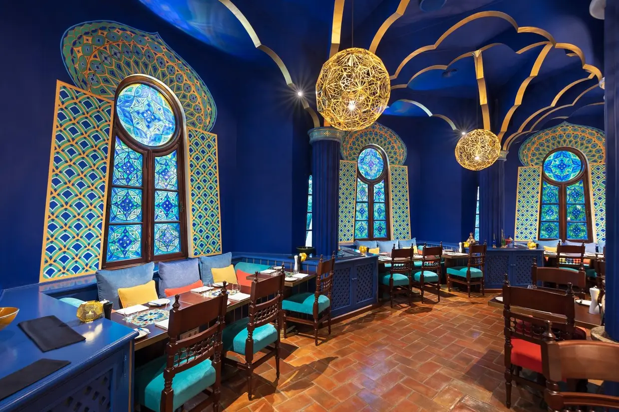 ALADIN GRILL: É um restaurante único! A influência árabe, presente um pouco por todo o Algarve, está claramente presente na decoração em tons de azul e dourado deste restaurante localizado no Clubhouse. Uma cozinha em plano aberto, no centro do restaurante, permite assistir de perto à preparação e confeção de saborosos grelhados de carne, peixe e marisco. Prove o Châteaubriand. Serve apenas jantares, entre terça-feira e sábado.