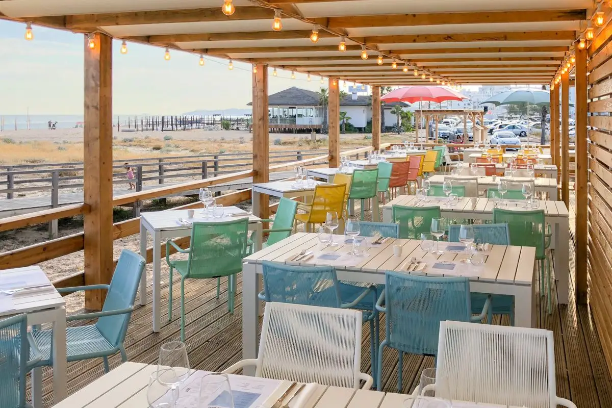 SÓ VERÃO: Localiza-se, entre os outros dois restaurantes geridos pelo Vila Vita Parc e, como o nome indicia Ou seja, vai funcionar todos dos dias, das 12h00 às 22h00, mas apenas até outubro. Assume-se como moderno, jovem, descontraído e casual e aposta em pratos de inspiração portuguesa, a começar pelos petiscos, entre Saladas de polvo ou de ovas e Cocktail de camarão, com abacate.