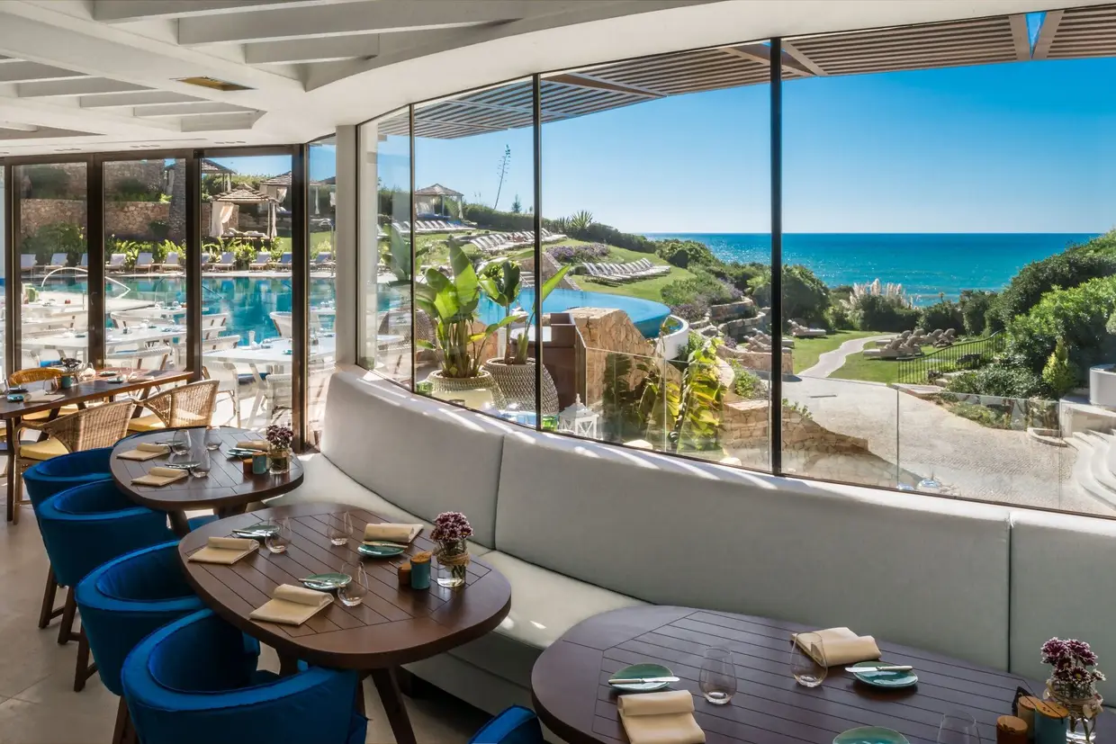 WHALE: Momentos descontraídos com sabor a verão é a promessa deste restaurante, ideal para refeições em família. A ementa aposta no peixe e marisco fresco da costa, nas saladas, nas pastas e nas pizzas, feitas no forno a lenha à vista de todos. No Garden Lounge prove refrescantes cocktails de assinatura. Ceviche Tango, com camarão da costa e crudo de bacalhau é um dos pratos obrigatórios, ao almoço ou ao jantar.