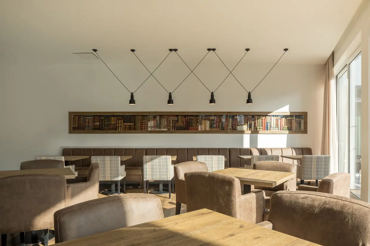 No bar do hotel estão expostos livros com mais de cem anos