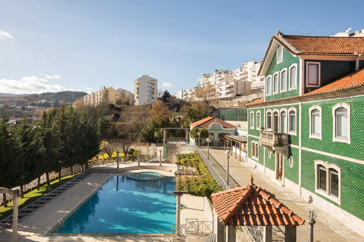A piscina exterior é aquecida e mantem-se sempre a uma temperatura a rondar os 25 graus