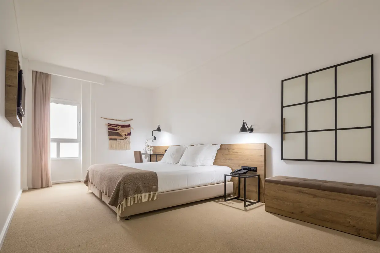 Os quartos são amplos e gozam de decoração sóbria