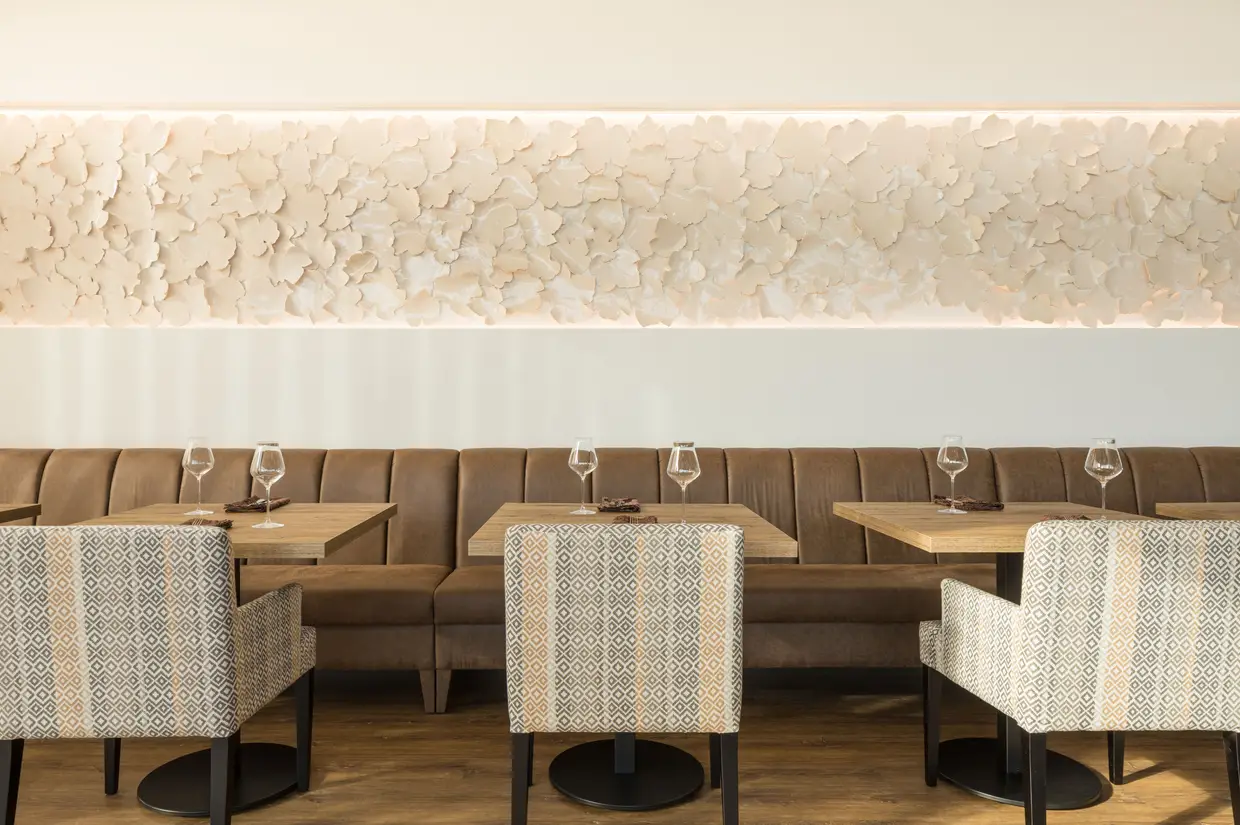 As vinhas servem de inspiração à escultura que enfeita o restaurante